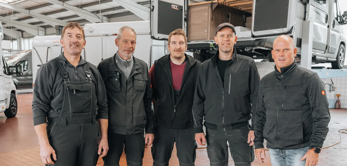 Das fünfköpfige Werkstattteam von AC Dehne in der Meisterwerkstatt für Wohnmobile und Wohnwagen in Großheide