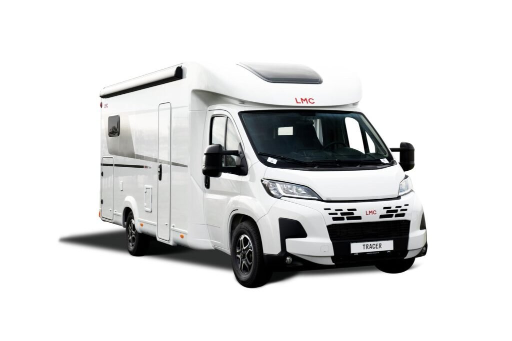 Teilintegriertes Wohnmobil LMC Tracer 690 EL in Weiß in der Außenansicht von schräg vorne